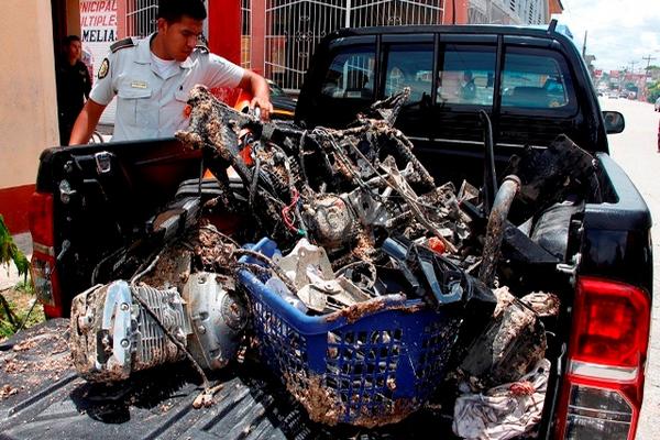 Partes de motocicletas con reporte de robo  que  recuperó la PNC, en San Benito, Petén. (Foto Prensa Libre: Rigoberto Escobar)