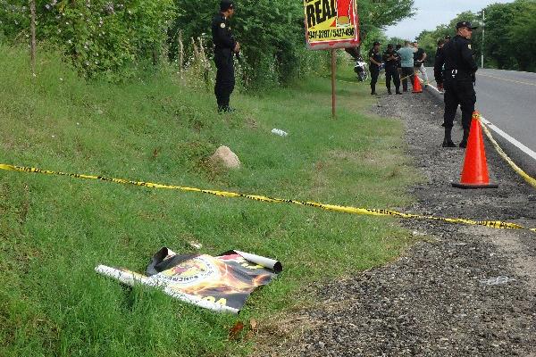 Agentes policiales vigilan sector del accidente en Zacapa.