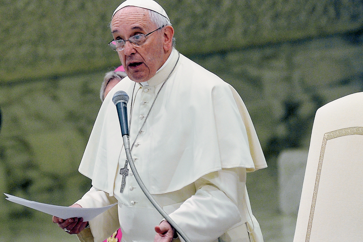 El papa Francisco se dirige a la multitud durante una audiencia en el Aula Pablo VI. (Foto Prensa Libre:AFP).