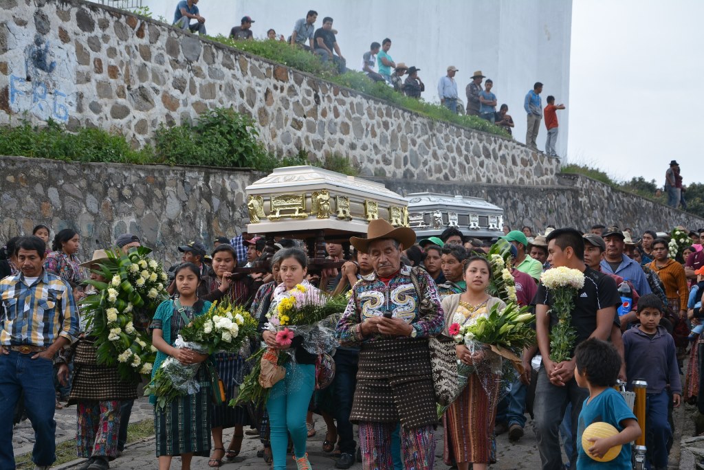 Pobladores de Concepción llevan en hombros cortejos fúnebres hacia el cementerio general. (Foto Prensa Libre: Édgar René Sáenz)
