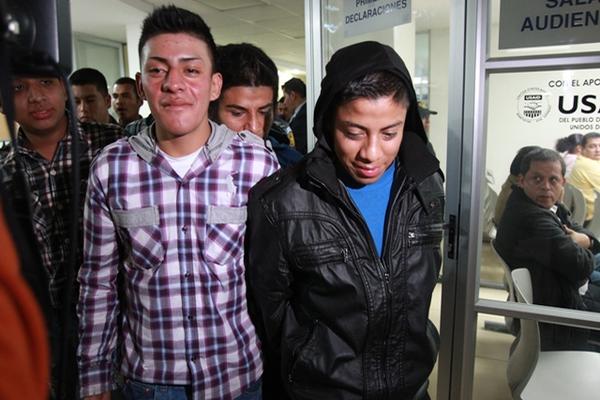 Diez detenidos ayer en la Quinta Samayoa, entre quienes habían dos recapturados, les sobreseyeron el caso en el Juzgado de Turno. (Foto Prensa Libre: Estuardo Paredes)<br _mce_bogus="1"/>