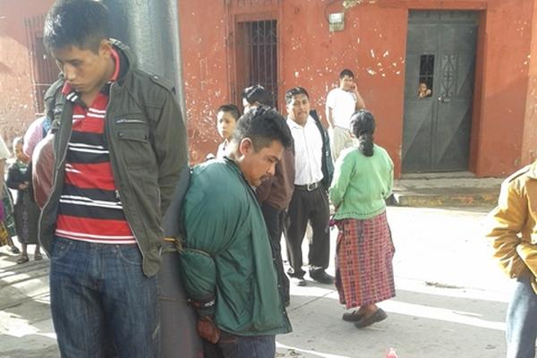 Dos fueron  capturados mientras saqueaban abarrotería. (Foto Prensa Libre: Oscar Figueroa)