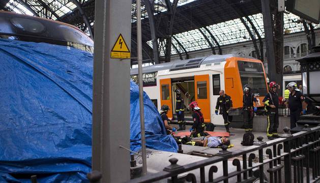 Accidente de un tren de cercanías en Barcelona deja al menos 54 heridos. (Foto Prensa Libre: AFP)