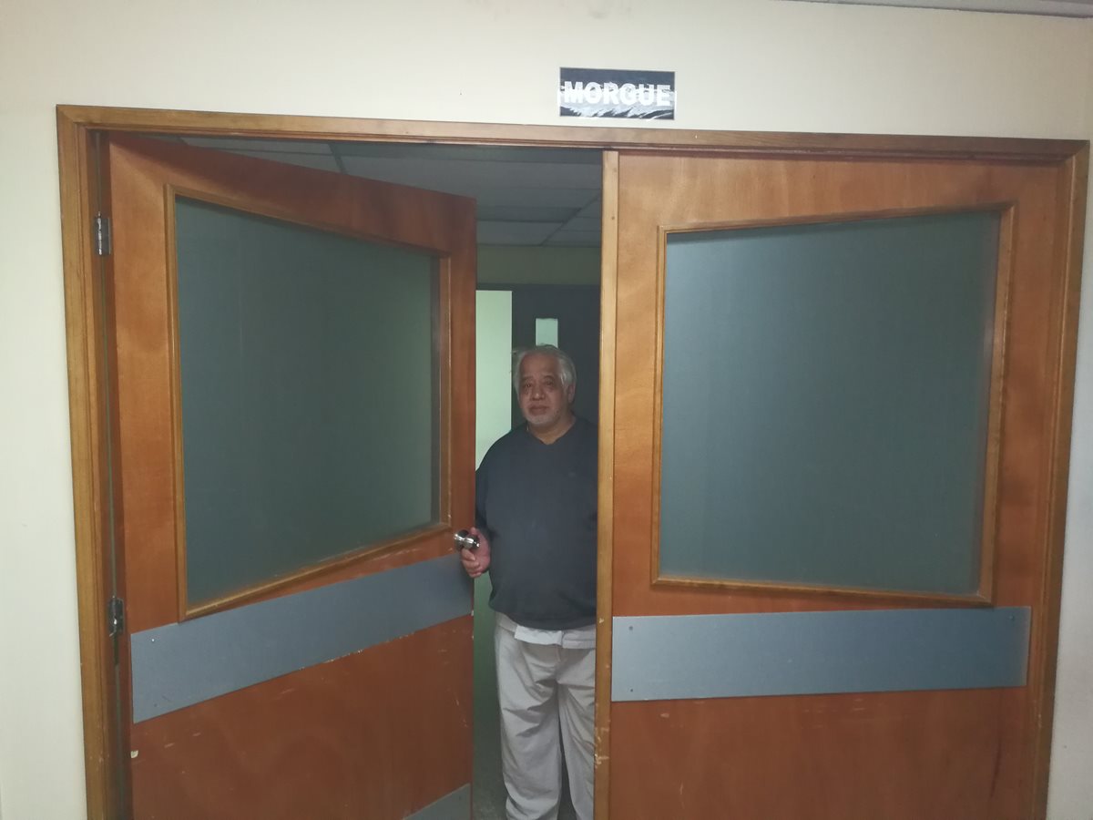 Carlos Ortiz tiene 23 años de trabajar en la morgue del IGSS 7-19. (Foto Prensa Libre: Oscar García).