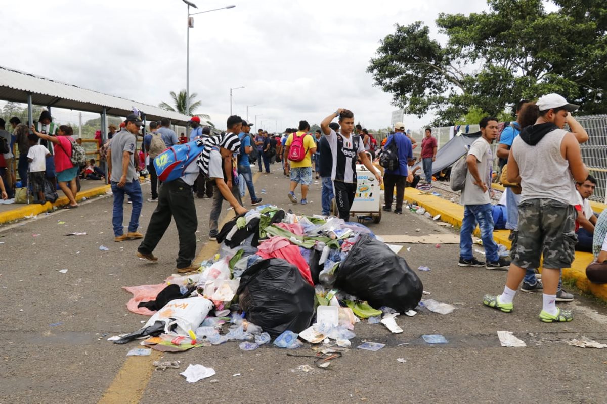 Bolsas llenas de basura permanecen donde pernoctaron decenas de hondureños, previo a ingresar a México. (Foto Prensa Libre: Rolando Miranda)