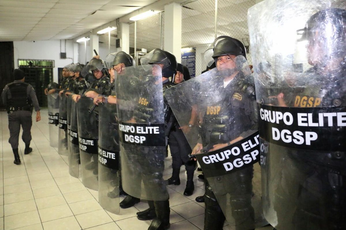 Elementos del Sistema Penitenciario custodian las diligencias del Ministerio Público en el Preventivo.(Foto Prensa Libre: SP)