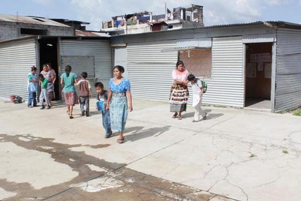 La escuela beneficiada tiene aulas con paredes de lámina. (Foto Prensa Libre: Víctor Chamalé)<br _mce_bogus="1"/>
