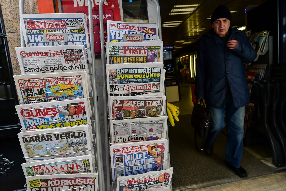 Diarios turcos hacen eco del referendo constitucional celebrado en ese país. (AFP)