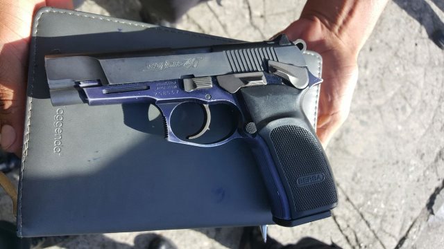 Los capturados portaban un arma con el que planeaban atacar al piloto del bus. (Foto Prensa Libre: PNC)