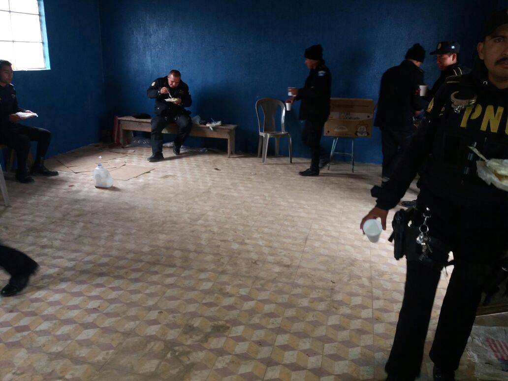 Los agentes de la PNC permanecieron retenidos más de 24 horas, en Tajumulco, San Marcos. (Foto Prensa Libre: Cortesía)