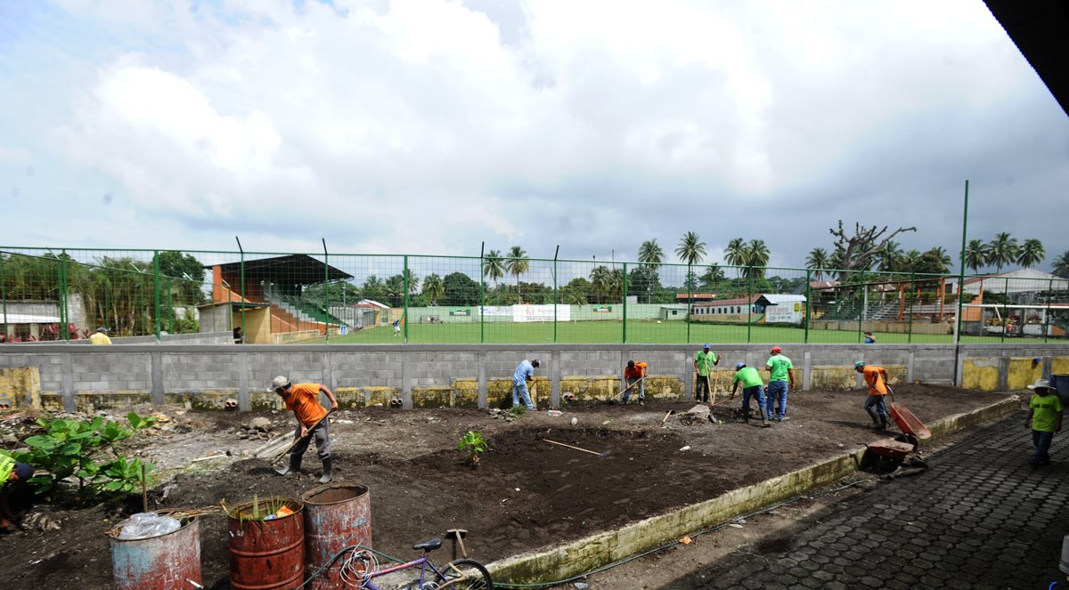 Empleados realizan mejoras al estadio Mateo Sicay Paz, sede de Deportivo Siquinalá. (Foto Prensa Libre: Francisco Sánchez)