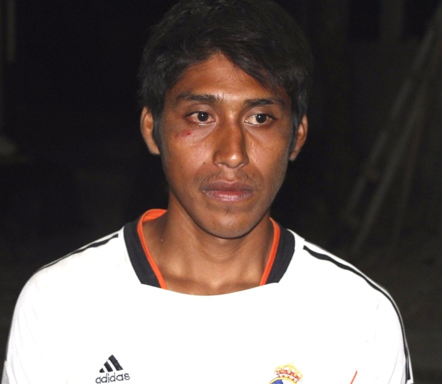 Mynor Ariel López Camajá fue capturado por agentes de la PNC cuando le pegaba a su mamá, en San Benito, Petén. (Foto Prensa Libre: Rigoberto Escobar)