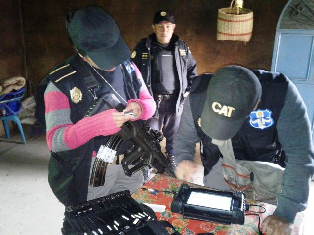 La Policía Nacional Civil utiliza sistema de reconocimiento de huellas dactilares para identificar a sospechosos. (Foto Prensa Libre: PNC)