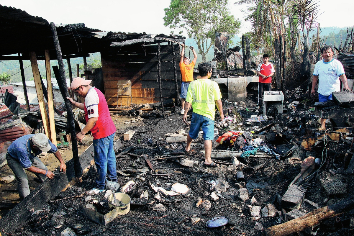 Incendio destruyó  vivienda en la zona 10 de Cobán, Alta Verapaz. (Foto Prensa Libre: Eduardo Sam)