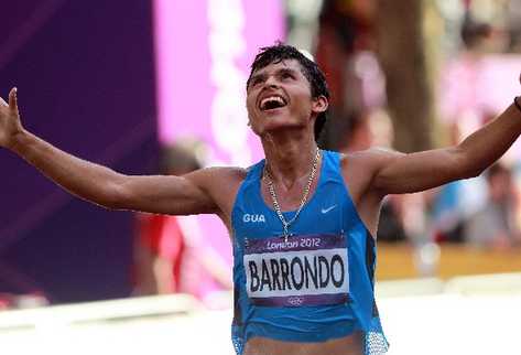 Érick Barrondo    muestra su felicidad luego de cruzar la meta en segundo lugar  y obtener la primera medalla para Guatemala.