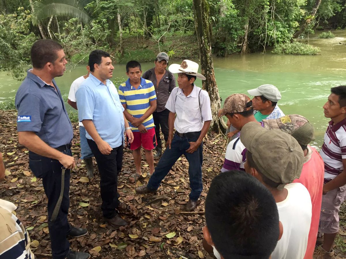 Pobladores dialogan con autoridades respecto de la contaminación del río. (Foto Prensa Libre: Dony Stewart).