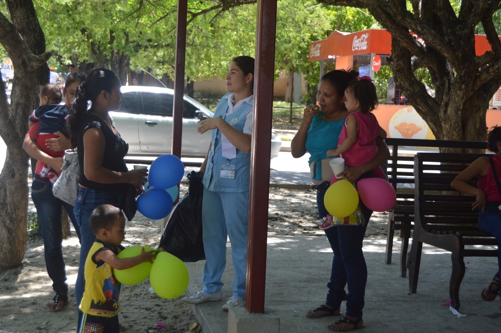 Enfermera orienta a madres de familia sobre la importancia de la leche materna, en Zacapa. (Foto Prensa Libre: Víctor Gómez)