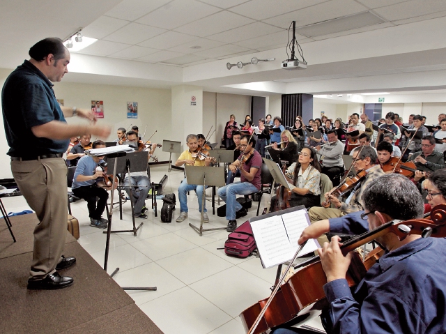 el maestro Heber Morales dirige la orquesta y coro que interpretará El Mesías de este año. (Foto Prensa Libre: Ángel Elías)