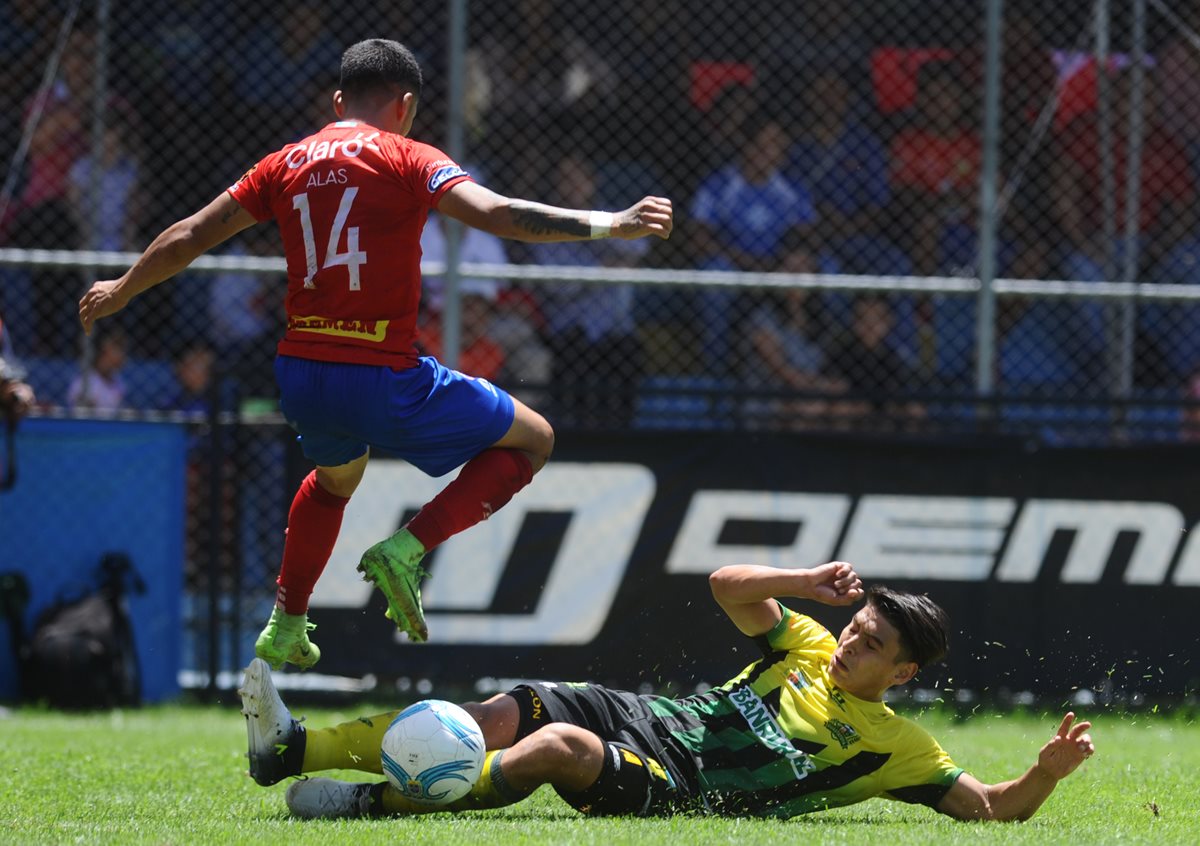 Luis de León, de Guastatoya frena el avance de Jaime Alas, de los rojos, en una acción del encuentro que finalizó sin goles.