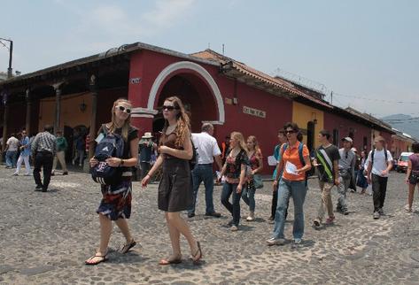 Antigua Guatemala es uno de los lugares más visitados por los turistas, entre ellos, los salvadoreños. (Foto Prensa Libre: Hemeroteca PL)