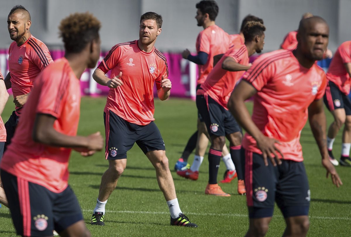 El volante español durante el entrenamiento del Bayern previo al juego contra el Benfica. (Foto Prensa Libre: EFE)