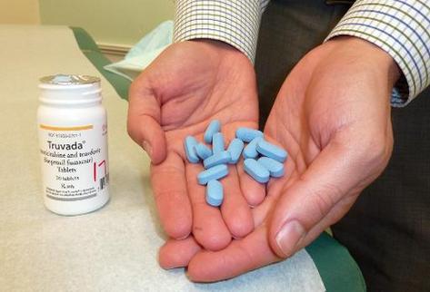 Un médico muestra unas pastillas de Truvada, el primer antirretroviral para prevenir el VIH. (Foto Prensa Libre: AFP)