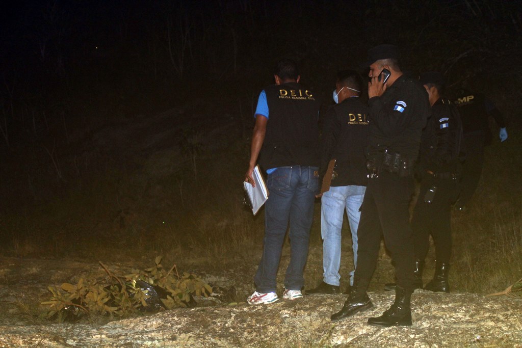 Autoridades recaban información acerca de cadáver en estado avanzado de descomposición localizado en la cabecera de Jalapa. (Foto Prensa Libre: Hugo Oliva)