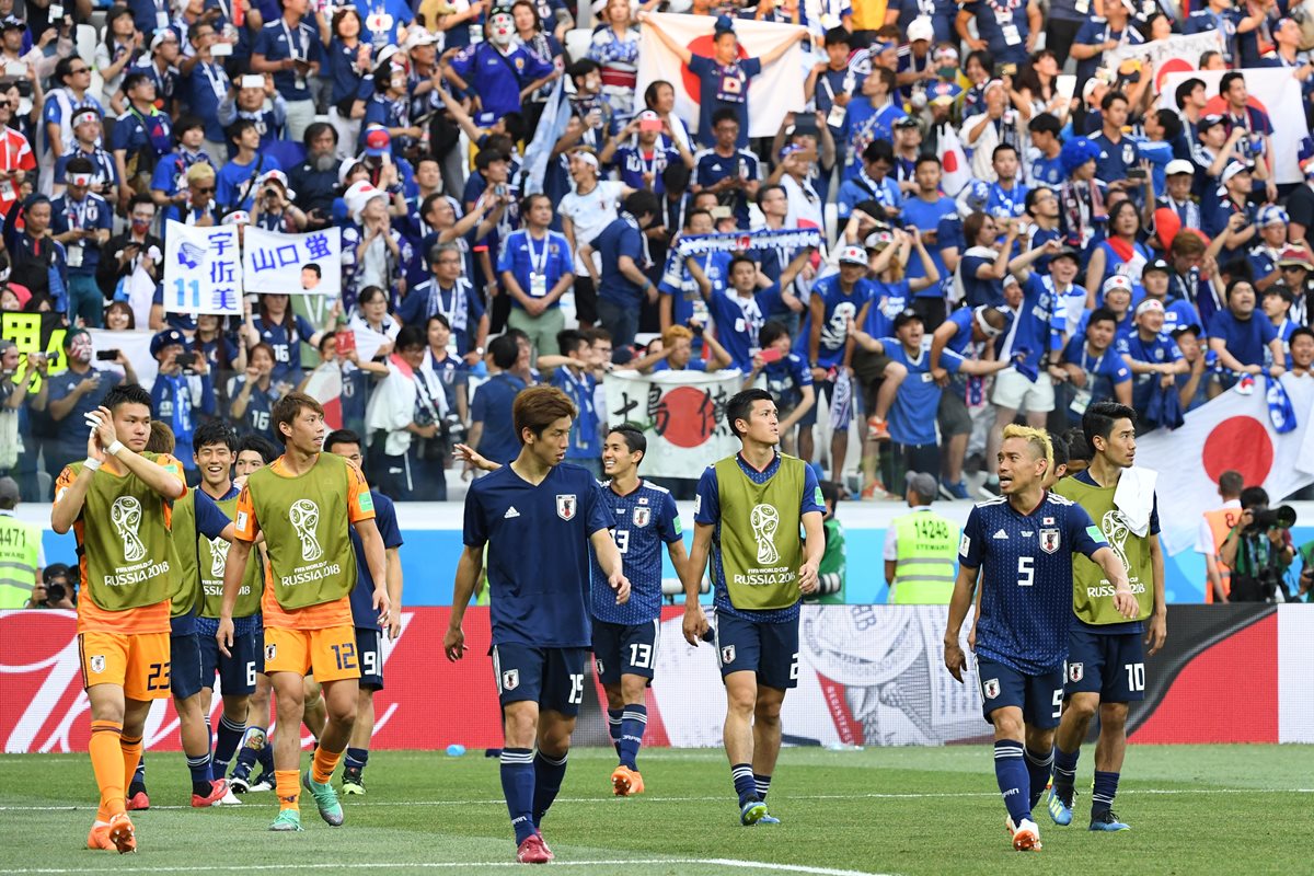 Los japoneses celebran después de saber que clasifican a octavos de final de Rusia 2018. (Foto Prensa Libre: AFP)