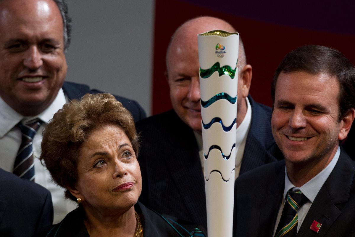 Dilma Rousseff con la antorcha de los Juegos Olímpicos de Río de Janeiro. (Foto Prensa Libre: AP)