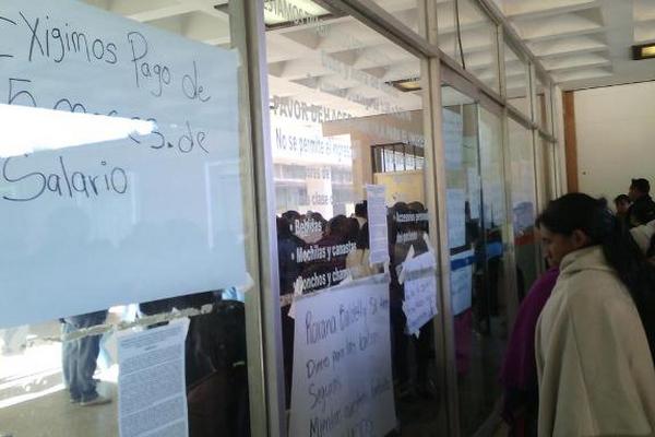 Cientos de pacientes no reciben atención en la consulta externa del Hospital Regional de Occidente. (Foto Prensa Libre: Alejandra Martínez).