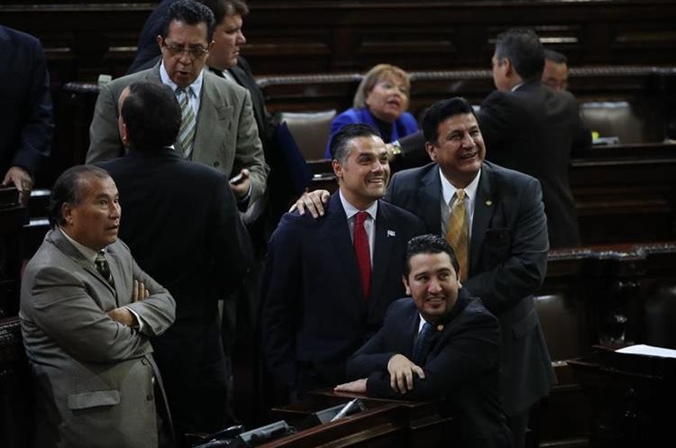 El diputado Luis Hernández Azmitia —corbata roja— indicó que aún esperan una respuesta de la CC antes de tomar alguna decisión. (Foto Prensa Libre: Hemeroteca PL)