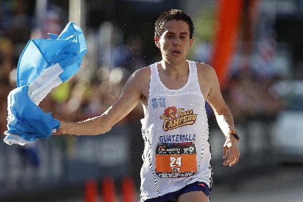 Luis Carlos Rivero muestra su fortaleza durante el recorrido en el Maratón de Miami, en el cual ocupó el tercer puesto. (Foto Prensa Libre: Eduardo González)