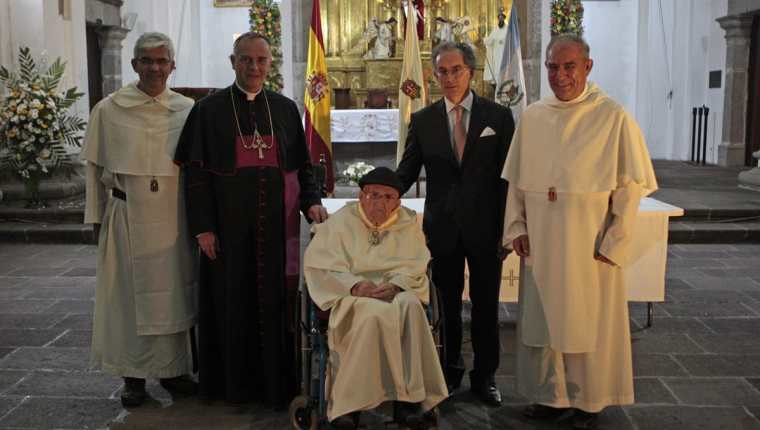 España entrega orden de Isabel la Católica para un religioso mercedario Jose María Delgado Varela. (Foto Prensa Libre: EFE)