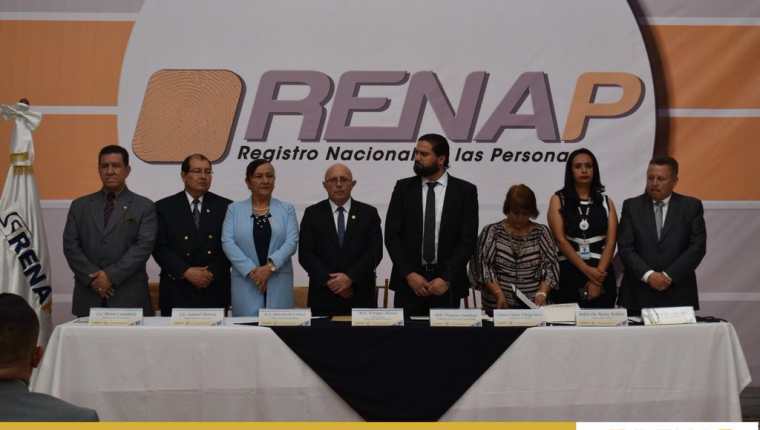 Autoridades del Renap firman nuevo pacto colectivo. (Foto Prensa Libre: Renap)