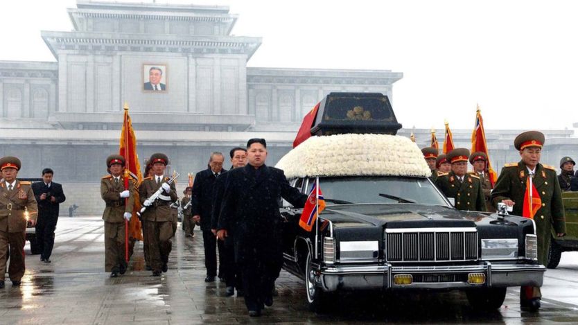 Kim Jong-un, entonces de 27 años, se mostró abrumado y varias veces rompió a llorar durante el funeral de su padre.