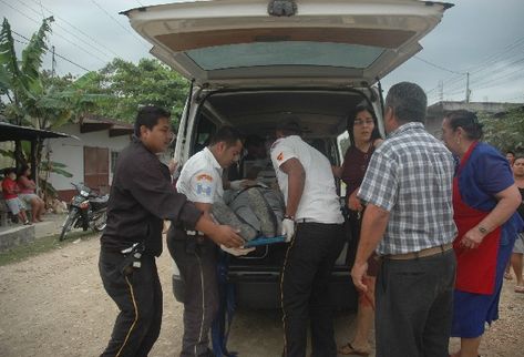 Momento en que bomberos trasladan al juez Érick Cáceres Rodríguez hacia un hospital, pero murió minutos después.