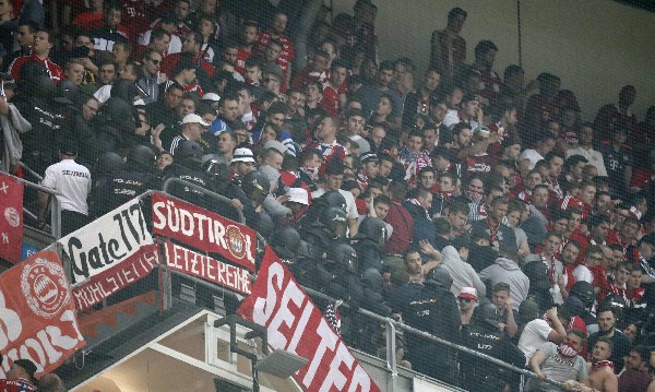 La policía se enfrenta con los aficionados del Bayern en el estadio Santiago Bernabéu. (Foto Prensa Libre: EFE)
