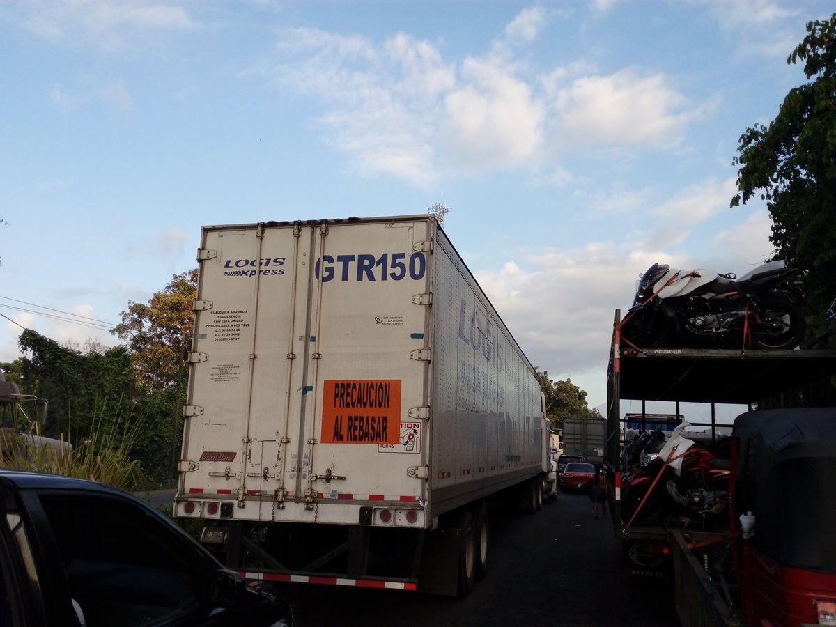 Pilotos han denunciado más de 10 horas varados en Nahualate, Suchitepéquez. (Foto Prensa Libre: @JosLuisSesamLea)