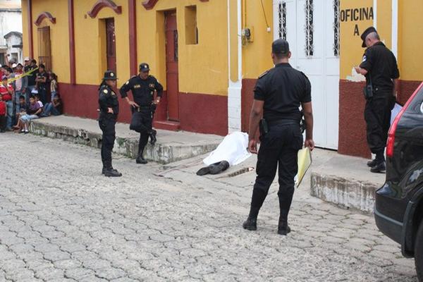 Crimen se cometió frente a oficina de un abogado. (Foto Prensa Libre: Edwin Paxtor)<br _mce_bogus="1"/>