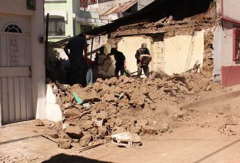 Pobladores de San Marcos ayudan a retirar los escombros  de las viviendas derribadas.