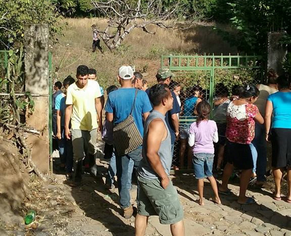 Curiosos permanecen en el lugar donde fue encontrado el cadáver de un bebé. (Foto Prensa Libre: Óscar González).