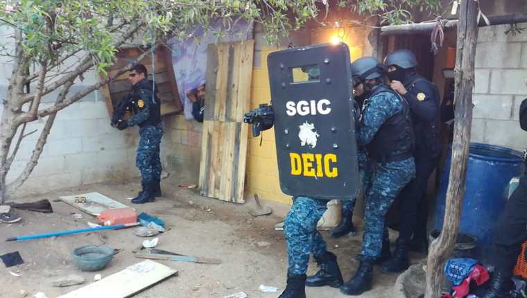 Momento en que elementos de la PNC dramatizan captura de supuesto pandillero del Barrio 18 en San Pedro Ayampuc. (Foto Prensa Libre: Cortesía PNC)