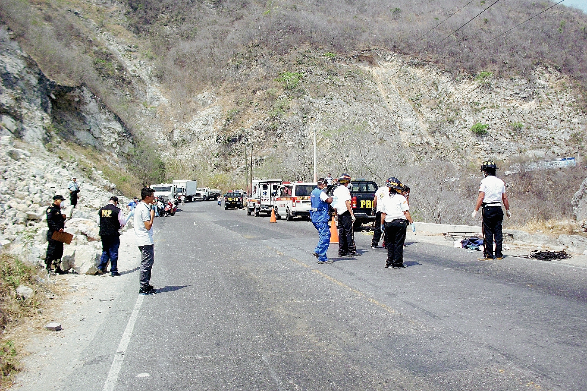 El  cadáver fue localizado en un barranco en la ruta al Atlántico. (Foto Prensa Libre: Héctor Contreras)