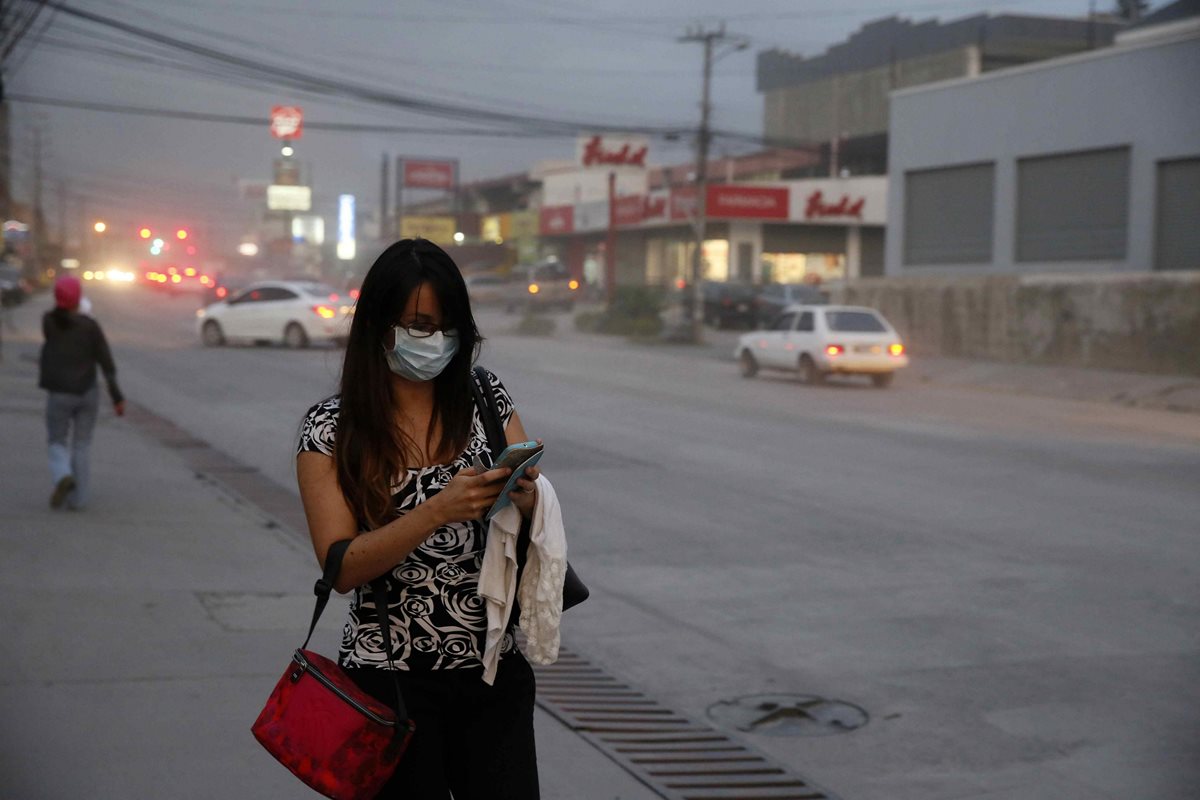 Una mujer se cubre el rostro por la nube de ceniza que inunda la capital de Costa Rica. (Foto Prensa Libre: EFE)