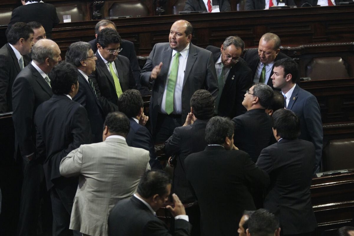 Jefes de bloques intentan llegar a un acuerdo para elegir al nuevo vicepresidente de la República. (Foto Prensa Libre: Esbin García)