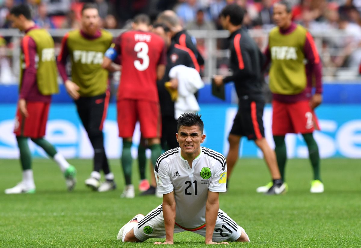 Luis Reyes, defensor de México, no puede creer que su equipo dejó escapar el tercer puesto de la Confederaciones. (Foto Prensa Libre: AFP)