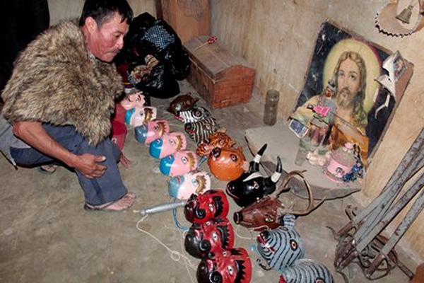 Efraín García Canahuí, representante del Baile de los Animalitos,  muestra las máscaras colocadas en orden. (Foto Prensa Libre: Carlos  Grave)