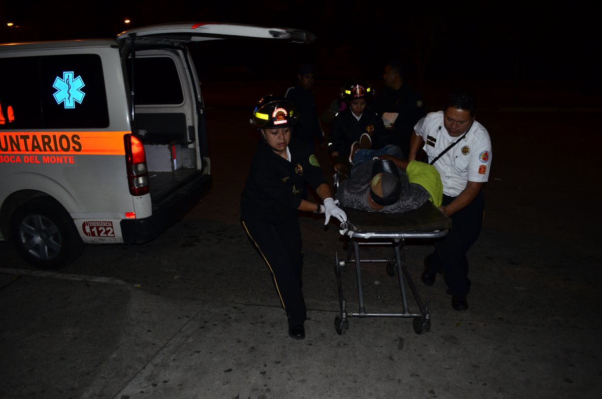 Un hombre no identificado resultó herido de bala en el inmueble en el cual fue ultimado Martín Vásquez. (Foto Prensa Libre: Bomberos Municipales)