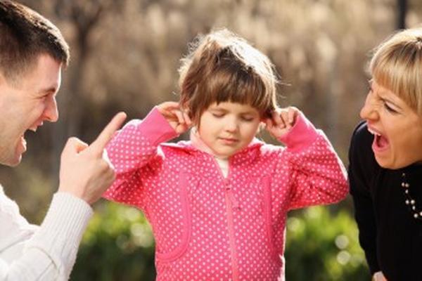 En lugar de gritarle, es mejor sentarse con el niño y hablarle de frente qué se espera de él