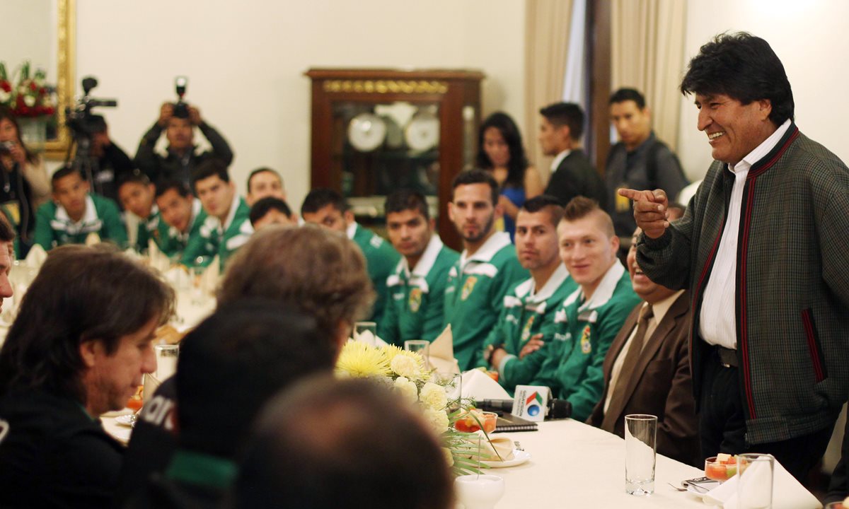 El presidente de Bolivia, Evo Morales, habla con los jugadores de la selección de Bolivia. (Foto Prensa Libre:AP)